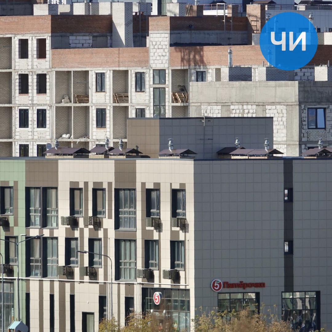 Четыре застройщика из Челнов попали в топ 10 по объему ввода жилья Четыре строительные компании которые возводят многоквартирные дома в Набережных Челнах попали в топ 10 рейтинга Татарстана по объему ввода жилья Данные на начало ноября 2025 года предоставили в Едином ресурсе застройщиков Четвертую строчку в рейтинге заняла строительная компания Профит которая ввела в строй 50 731 квадратный метр жилья столько же с переносом срока Пятую позицию занимает Талан с вводом жилья в 40 590 квадратных метров при этом у организации не были перенесены сроки На шестом месте расположился Евростиль у которого введено и перенесено по 36 467 квадратных метров жилья на восьмом месте Домкор 26 321 и 13 475 соответственно chelny news1