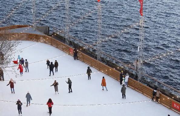 Уже сегодня, 9 ноября, откроется «Каток у моря» в Севкабель Порту  Как и в прошлые годы, для школьников, студентов, пенсионеров и многодетных семей предусмотрены 50% скидки.