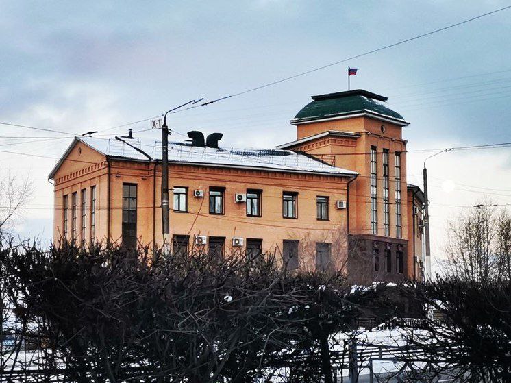 В Бурятии полицейская получила срок за преступления в сфере миграции.     В январе 2023 года сотрудник полиции проводила в городе проверку соблюдения миграционного законодательства. Женщина точно знала, что несколько иностранцев не проживают в Гусиноозерске и не состоят в брачных отношениях с жителями России. Полицейская оформила документы, в которые внесла ложные сведения - не отразила данные об отсутствии брачных отношений у иностранцев с гражданами РФ и их фиктивной постановке на учет по месту пребывания.     Должностное лицо получило от членов организованной группы, занимающейся преступной деятельностью в сфере миграции, в качестве взятки подарки на сумму, не превышающую десяти тысяч рублей.     Женщине назначено наказание в виде 3 лет и 8 месяцев лишения свободы, которое отсрочено до достижения ее ребёнком 14-летнего возраста. Кроме того, бывшая сотрудница лишена права занимать определенные должности в правоохранительных органах в течении 2 лет и специального звания «лейтенант полиции».    Источник