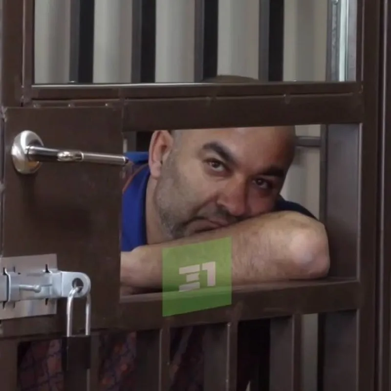 Курс дела Новости Челябинска   Ромик Варданян попал под суд за взятки начальнику ГАИ Учредителя ООО Капиталстрой Ромика Варданяна обвиняют в даче взяток экс руководителю Госавтоинспекции областной столицы Александру Гайде По версии следствия он передал начальнику ГАИ больше 2 млн рублей За взятки в особо крупном размере Варданяну грозит срок по ст 291 УК РФ Незаконные подарки в частности включали в себя скидки на покупку Toyota Camry и Volvo S80 дорогие мобильники часы бытовую технику отделочные материалы оказание услуг по строительству В обмен на это экс полицейский крышевал организацию предотвращал привлечение к ответственности за нарушения при транспортировке грузов На имущество бизнесмена на сумму более 77 6 млн рублей наложили арест включая дом за 60 млн рублей и автомобиль за 16 млн подробнее на канале Курс дела Новости Челябинска