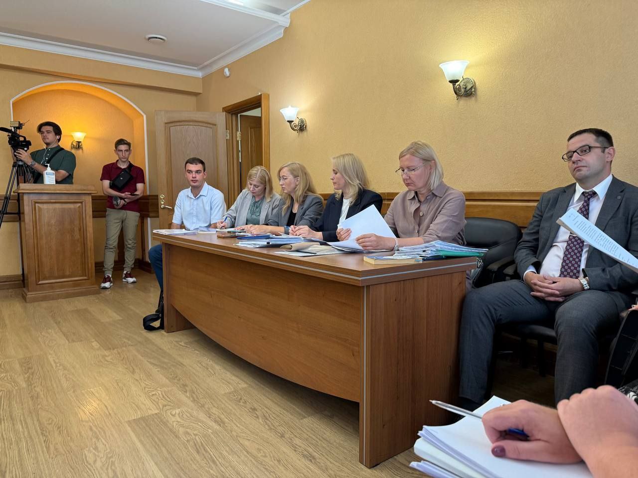 В Красноярском краевом суде 29 июля стартовало разбирательство по иску, поданному советом депутатов Сухобузимского района. Они выступили против объединения районов в рамках муниципальной реформы. Политический консультант Алексей Аксютенко присутствовал на заседании. По его словам, со стороны ответчиков в суд прибыло шесть юристов — по три представителя от губернатора и краевого Законодательного собрания. Зал, по его наблюдениям, оказался слишком маленьким: комфортно разместиться смогли только юристы от властей, истцам пришлось тесниться. Аксютенко также сообщил, что познакомился с депутатом Вером Берзиной и председателем совета депутатов Ольгой Некрасовой. Они рассказали о давлении со стороны властей. Подробнее — на Бабре #красноярск