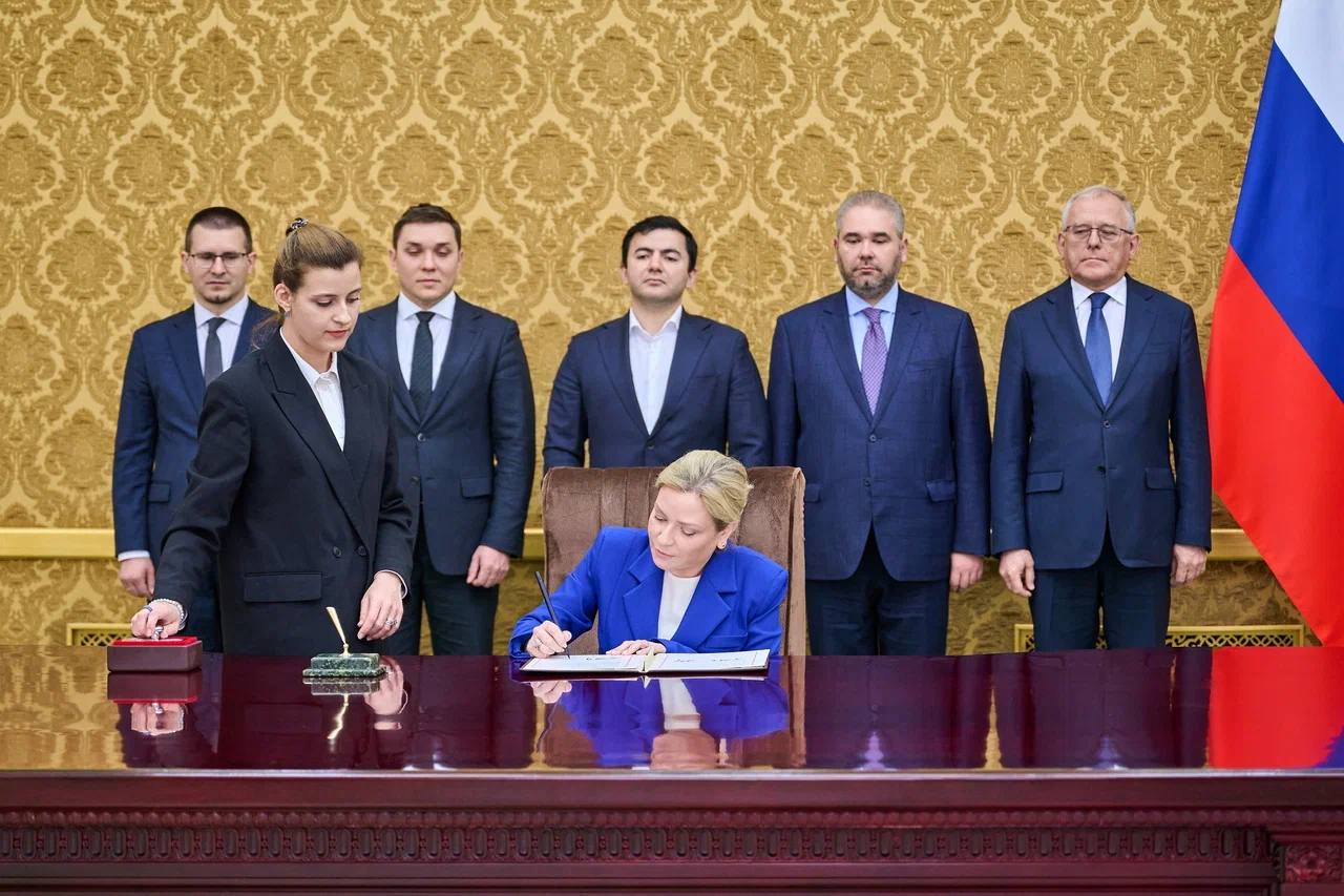 Подписали План культурного сотрудничества между Министерством культуры Российской Федерации и Министерством культуры Корейской Народно-Демократической Республики на 2025–2027 годы Документ предусматривает реализацию ряда совместных инициатив, направленных на развитие двусторонних культурных связей и укрепление гуманитарного партнёрства. Ключевым мероприятием со стороны КНДР станет выставка произведений художественного искусства Творческого объединения «Мансудэ», которая пройдет на площадке Всероссийского музея декоративно-прикладного и народного искусства с 18 августа по 17 сентября 2025 года. В свою очередь российская сторона организует в Пхеньяне комплекс культурных мероприятий, посвященных богатству и красоте русского языка в контексте традиций и культуры многонационального народа России. В программе — выступления Государственного академического русского народного хора имени М.Е. Пятницкого и Московского государственного академического театра танца «Гжель», фотовыставка «Россия», мастер-классы и просветительские лекции. Уверенна, что сегодняшнее подписание межведомственной программы сотрудничества будет способствовать успешной реализации уже запланированных и перспективных мероприятий.