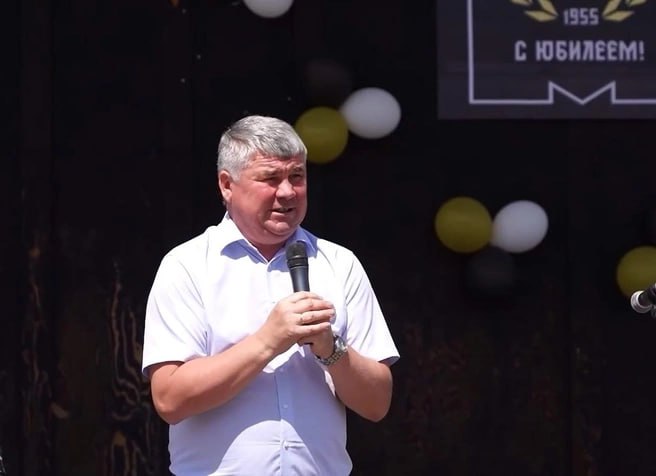 Глава Междуреченска Сергей Перепилищенко в ближайшие дни может покинуть свой пост Источник в горадминистрации сообщил , что из-за накопившихся проблем и игнорирования предупреждения губернатора градоначальник может уйти в отставку. По словам собеседника издания, на протяжении нескольких месяцев жители Междуреченска требуют от властей вовремя стричь траву на улицах, следить за уборкой территорий от мусора. Но в администрации эти возмущения якобы игнорировали, на ситуацию обратили внимание только после того, как в город приехал губернатор Илья Середюк. Когда глава региона дал Перепилищенко время на исправление недочетов, траву начали косить, правда, не везде. Кто может занять кресло главы — источник не уточнил, но на его взгляд, вряд ли им сможет стать чиновник из действующей команды главы Междуреченска. Подписаться Прислать новость
