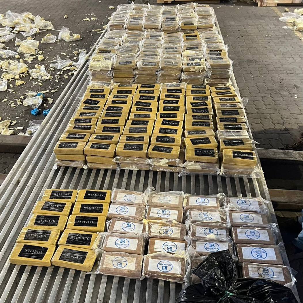 В контейнерах с бананами обнаружили 820 кг кокаина Российские таможенники выявили крупнейшую в 2025 году попытку ввоза запрещённых веществ из Латинской Америки. В одном из грузов, прибывших с бананами, нашли 820 кг кокаина. По оценкам, его стоимость на чёрном рынке превышает 12 млрд рублей. Материалы переданы в правоохранительные органы. ЧП / Москва
