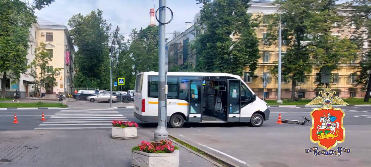 Маршрутка сбила самокатчицу на переходе в Мытищах ДТП произошло утром на Новомытищинском проспекте. 18-летняя девушка передвигалась на самокате по нерегулируемому пешеходному переходу, при столкновении она получила травмы. Полиция выясняет все обстоятельства произошедшего. Подписаться Написать нам