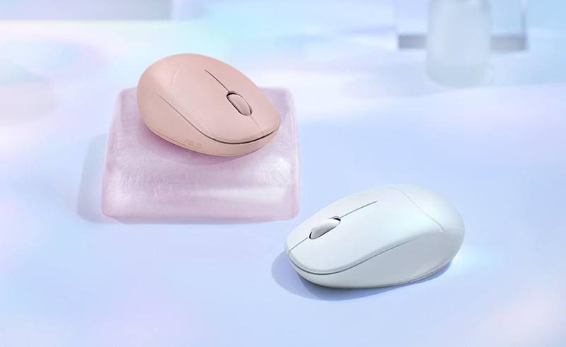 НемеZида  Telegram   Компания Asus представила беспроводную компьютерную мышь Asus Fragrance Mouse MD101, которая может источать различные ароматы благодаря имеющемуся съёмному контейнеру для ароматизирующих масел.  В прошлом году Asus выпустила в сотрудничестве с парфюмерным брендом Anna Sui и компанией Adol ноутбук Adol 14 Air Fragrance Edition со встроенным в крышку ароматическим диспенсером, запах которого можно менять с помощью замены ароматизированных картриджей. Гибридная беспроводная мышь Asus Fragrance Mouse MD101 поддерживает как беспроводное подключение по частоте 2,4 ГГц, так и связь через Bluetooth. Хотя это обычная офисная мышь, Asus оснастила её ножками из ПТФЭ с низким коэффициентом трения, аналогично флагманским игровым моделям серии G, таким как G502 X Plus и G Pro X Superlight 2.  Контейнер для ароматических масел расположен в нижней части устройства, прямо за отсеком для батарейки.  P.S. какую только фигню не делают...