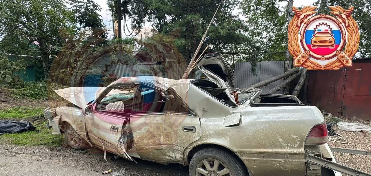 Врезался в столб, пассажир погиб Сегодня днём в Хабаровске на Партизанской, 112 водитель Toyota Crown не справился с управлением. Автомобиль опрокинулся и врезался в столб. По данным Госавтоинспекции, 41-летний пассажир погиб на месте. 39-летний водитель госпитализирован.