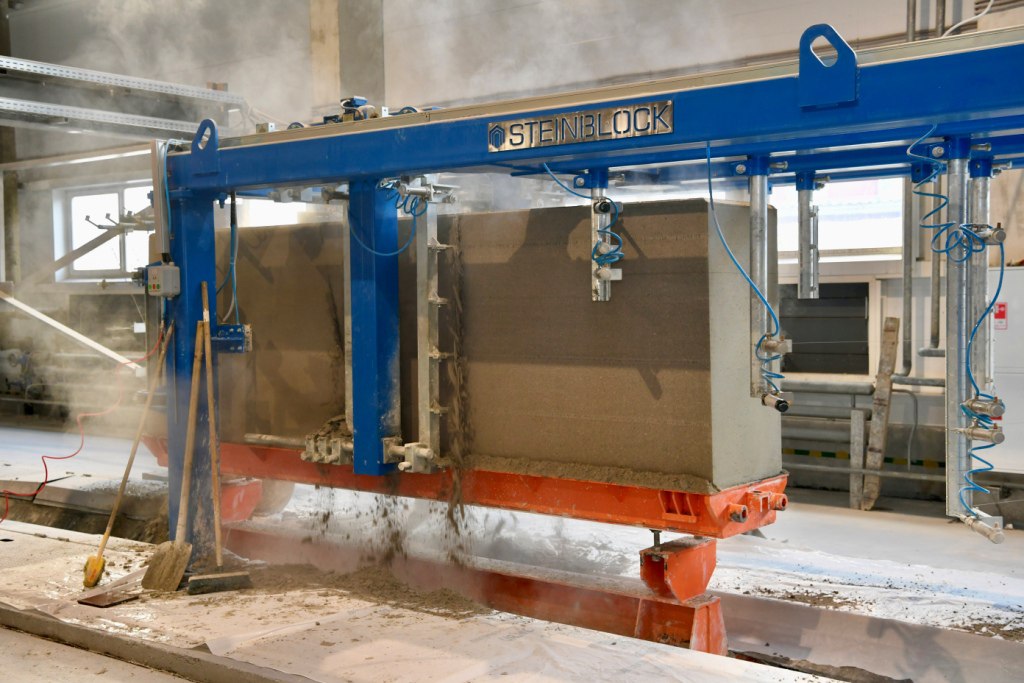 Первый в Карелии завод по производству автоклавного газобетона выходит на производственные мощности При поддержке Правительства республики в Петрозаводске запущено современное предприятие способное удовлетворить потребности растущих сфер индивидуального и многоквартирного строительства Глава Карелии Артур Парфенчиков встретился с руководством компании обсудил дальнейшие планы по развитию производства меры государственной поддержки и расширение рынков сбыта готовой продукции завода Строительство завода ООО КСМ Газобетон стартовало в июле 2023 года а уже в декабре 2024 го была отгружена первая партия продукции Предприятие стало первым и единственным в Карелии производящим газобетонные блоки автоклавного твердения Это один из самых известных и востребованных материалов в современном строительстве Было понимание что материала на карельском рынке не хватает Мы оказали серьезную финансовую поддержку и в рамках Фонда развития промышленности Правительство республики приняло активное участие в строительстве и запуске завода Мы понимали что это не только экономика не только налоги но и социальный фактор в Карелии растут темпы строительства жилья и многоквартирного и индивидуального сказал Артур Парфенчиков Подробности по ссылке