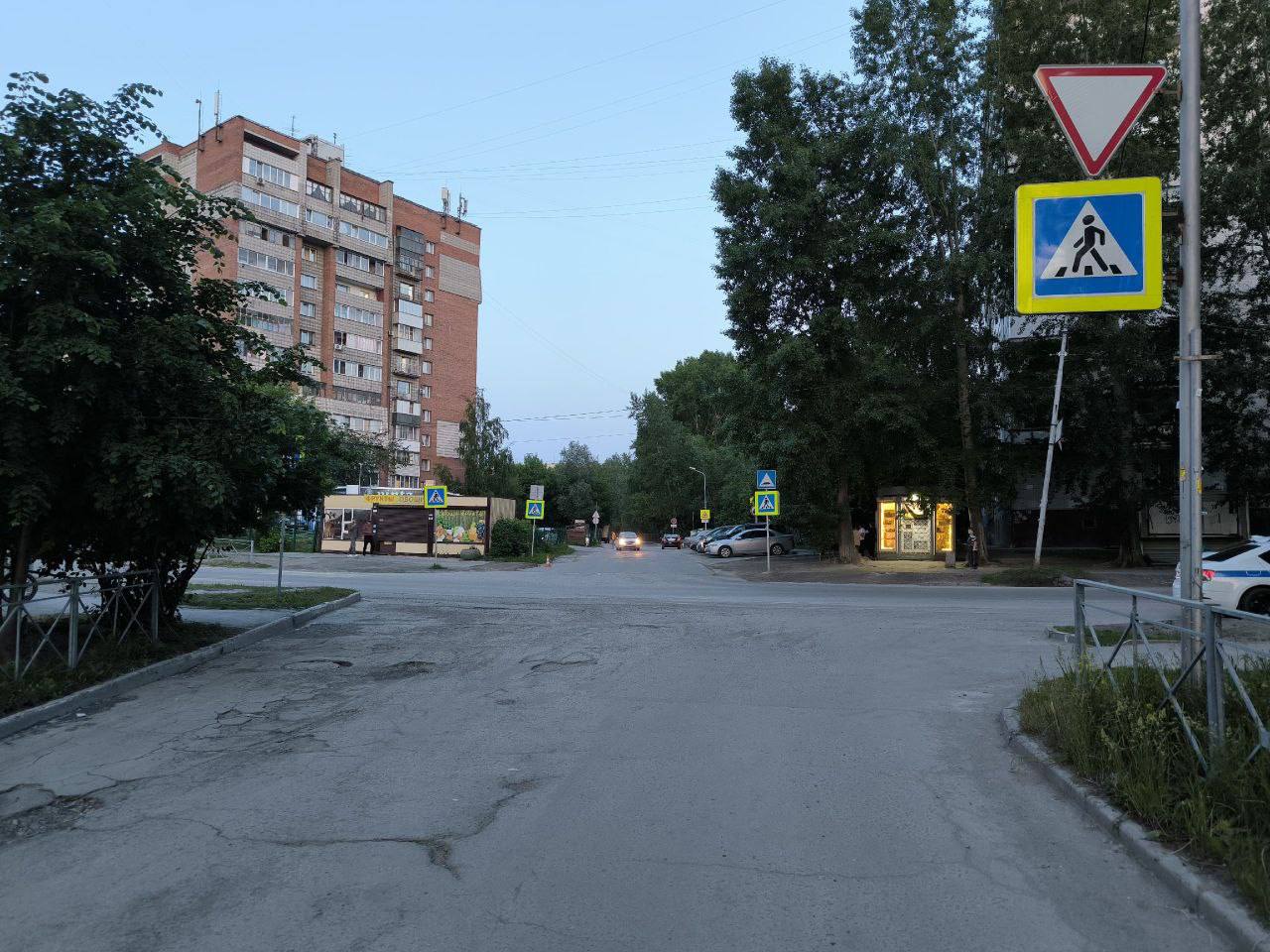 Водитель сбил женщину с ребёнком на пешеходном переходе На улице Толбухина в Дзержинском районе неизвестный водитель сбил женщину с 7-летним ребёнком. Авария произошла у дома №19 на пешеходном переходе. Пострадавших отвезли в больницу. Любить Новосибирск