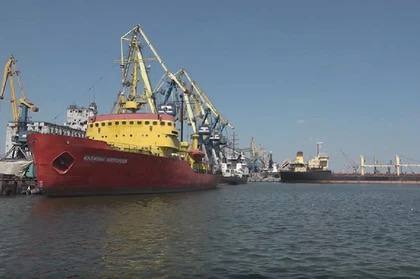 В ДНР рассматривают возможность увеличения грузоперевозок морским путем Власти ДНР рассматривают возможность существенного наращивания грузооборота через Мариупольский морской порт. Этот вопрос стал одним из ключевых на встрече Главы Республики Дениса Пушилина с заместителем председателя Правительства РФ Виталием Савельевым. На встрече обсуждалось восстановление поврежденной инфраструктуры и планы по дальнейшему совершенствованию транспортной сети ДНР. Особое внимание было уделено развитию Мариупольского морского порта как важнейшего логистического узла.