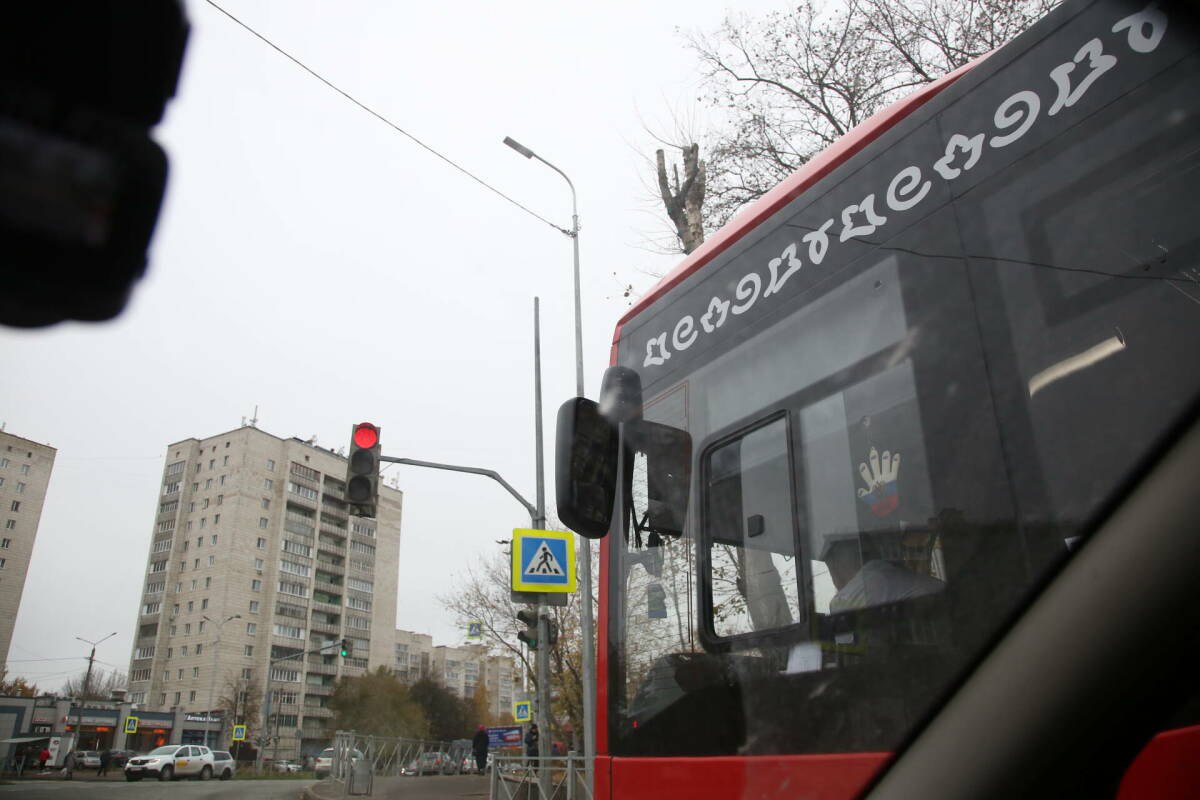 В Казани из-за дождя вновь перестали работать некоторые светофоры Светофоры не работают на перекрестках: Мира – Советская, Мира – Шоссейная, Аграрная – Автовокзал «Южный» и Салимжанова – Миннуллина. Госавтоинспекция Казани просит жителей города быть максимально внимательными при проезде данных участков дороги, соблюдать правила дорожного движения, ориентироваться на дорожные знаки. Подпишитесь: