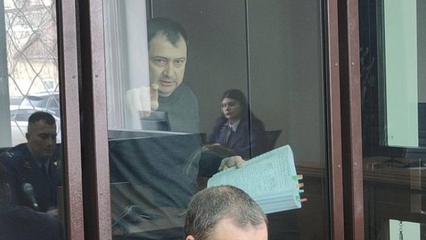 Верховный суд не смягчил наказание экс главе ГИБДД Ставрополья Сафонову В мае 2025 года Черкесский городской суд признал Сафонова виновным в создании ОПГ и получении взяток Его приговорили к 20 годам лишения свободы в колонии строгого режима лишили звания полковника полиции назначили штраф в 100 миллионов рублей и конфисковали имущество на сумму 21 8 миллиона рублей Адвокаты пытались оспорить приговор однако Верховный суд Карачаево Черкесской Республики оставил без изменений приговор Черкесского городского суда chp26rus