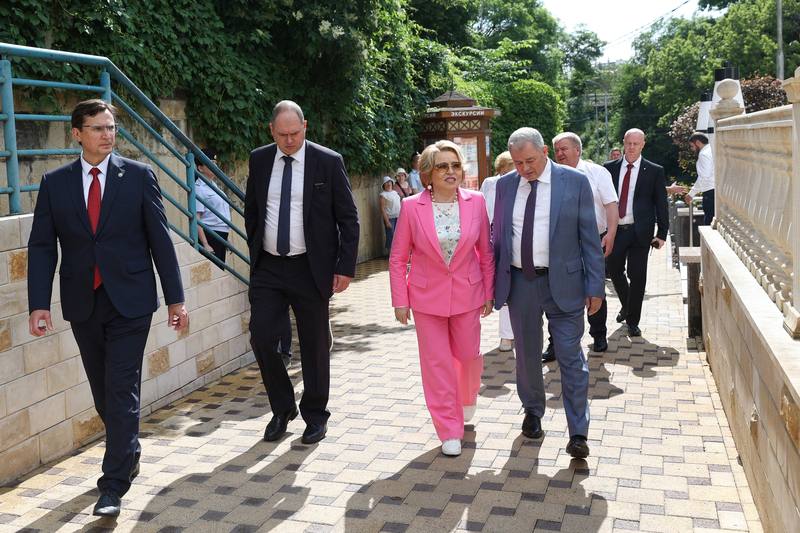«Доходы от курортного сбора используются системно, точечно и правильно», - оценила глава Совета Федерации Валентина Матвиенко работу администрации Кисловодска. Глава города-курорта Евгений Моисеев рассказал Валентине Ивановне, как расходуются средства курортного сбора. Он отметил, что в 2024 году было собрано 270 млн. рублей, все эти деньги идут на развитие территорий. При этом на улицах размещены таблички, информирующие жителей о том, что гости Кисловодска внесли свой вклад в улучшение городского пространства. Валентина Ивановна отметила, что другим регионам необходимо использовать опыт города-курорта. Росту курортного сбора будет способствовать и новый закон, который легализует гостиничную деятельность в частном секторе. Пока новые правила будут действовать в качестве эксперимента в 17 регионах, но мы планируем распространить эту практику на всю страну.