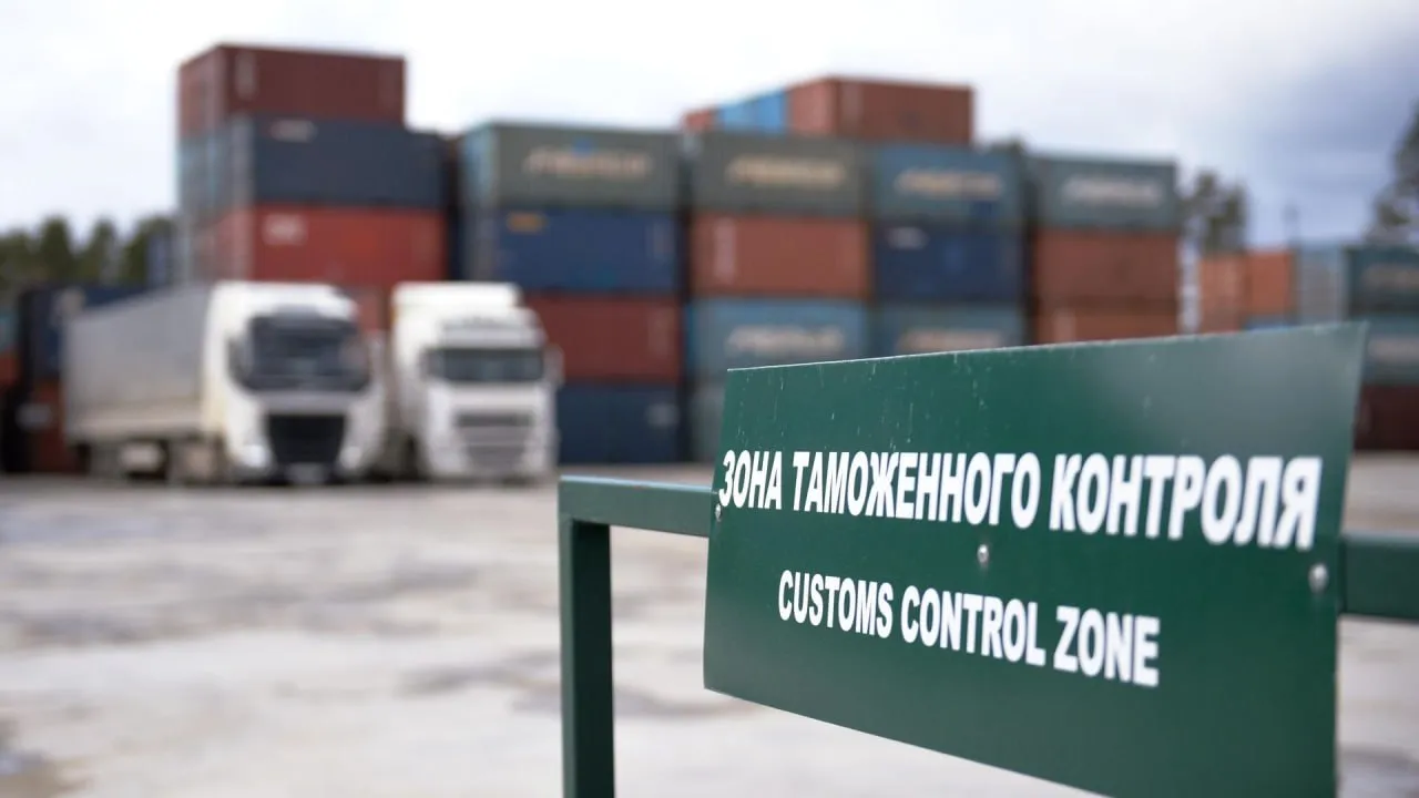 Объём параллельного импорта в РФ зафиксирован на отметке 1 1 5 млрд долларов в месяц В Минпромторге ожидают что этот показатель сохранится до конца 2026 года заявил глава ведомства Антон Алиханов Многие продукты мы начинаем производить в стране и нам уже не интересно чтобы был такой неконкурентный механизм параллельного импорта сказал министр передаёт Интерфакс Он добавил что полностью отменять параллельный импорт пока рано и не нужно есть позиции которые всё ещё интересны для России Подписаться на Говорит Москва Telegram VK MAX
