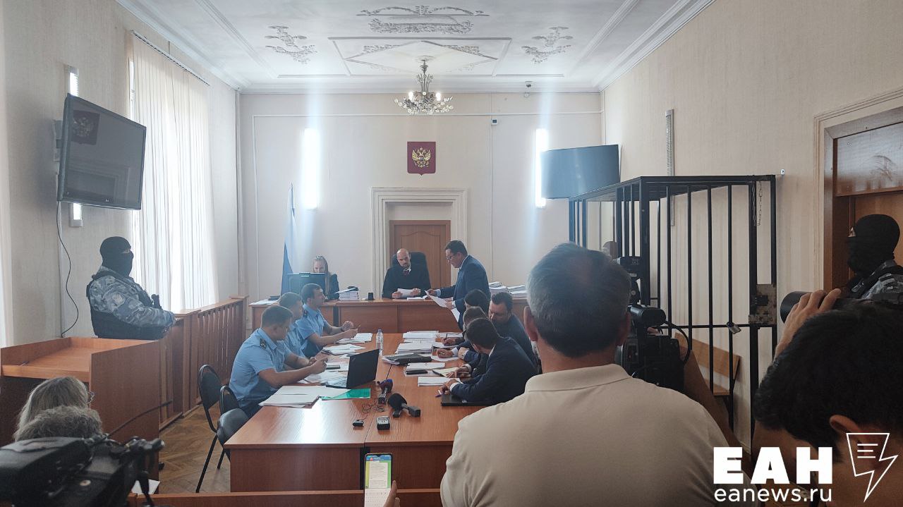 Адвокат Константина Струкова просит закрыть заседание суда по делу о национализации ЮГК По его словам, дело имеет общественный резонанс, который влияет на торги акциями компании на Московской бирже. Также адвокат отметил, что на заседании будут обсуждаться персональные данные. Адвокаты других ответчиков поддержали ходатайство. Они отметили, что будут обсуждаться сведения, которые относятся к коммерческой тайне. Судья удалился в совещательную комнату.