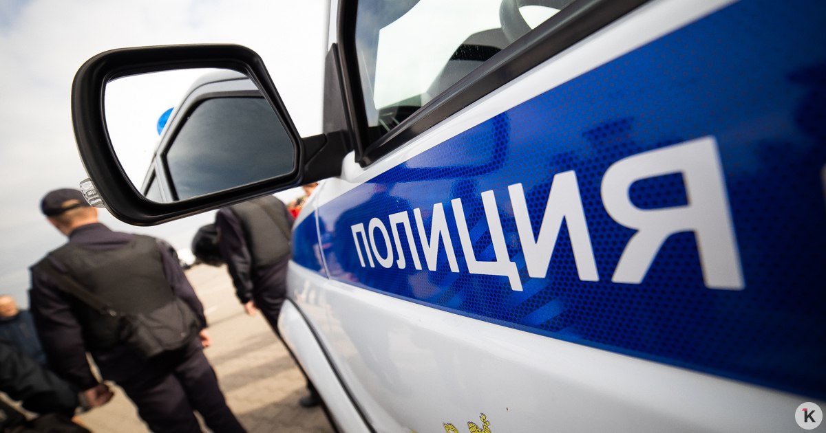 В Ростовской области женщина издевалась над 11 приёмными детьми некоторые из которых инвалиды У женщины отобрали сирот и инвалидов В отношении неё завели уголовное дело Информация о жестоком обращении поступила от регионального минобразования Всех потерпевших детей допросили с участием педагогов психологов и законных представителей добавило ГУ МВД В ходе расследования установлено что обвиняемая имея на основании договоров с местными органами опеки статус приёмного родителя для 11 несовершеннолетних детей включая сирот и инвалидов жестоко обращалась с ними сказано в сообщении министерства Полицейские забрали детей из опасных условий и поместили в специализированное учреждение где им оказали необходимую психологическую помощь Женщину обвиняют по статье 156 УК РФ Неисполнение обязанностей по воспитанию несовершеннолетнего Уголовное дело с утвержденным обвинительным заключением направлено в суд для дальнейшего рассмотрения по существу заключило ГУ МВД