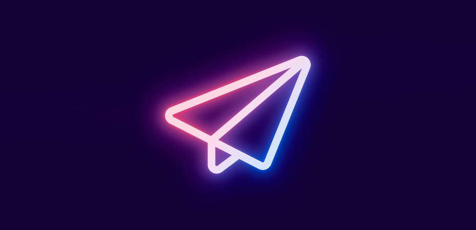 Инсайд почему в Telegram так и не появилась нейросеть Илона Маска Планы по глубокой интеграции ИИ бота Grok от компании xAI Илона Маска в мессенджер Telegram анонсированные в 2025 году так и не были реализованы По инсайдерским сведениям Кода Дурова переговоры остановились из за фундаментальных разногласий Ключевым препятствием стал вопрос гарантий абсолютной конфиденциальности пользовательских данных при работе искусственного интеллекта Telegram рассматривал возможность сотрудничества не только с Grok но и с другими проектами включая Perplexity Во всех случаях переговоры упирались в проблему доступа сторонних ИИ сервисов к информации Основатель Telegram Павел Дуров публично говорил о рисков централизованных ИИ провайдеров указывая на возможность профилирования и манипулирования пользователями на основе полученных от них данных Telegram сосредоточился на внутренней разработке результатом стал запуск платформы Cocoon в ноябре 2025 года iguides