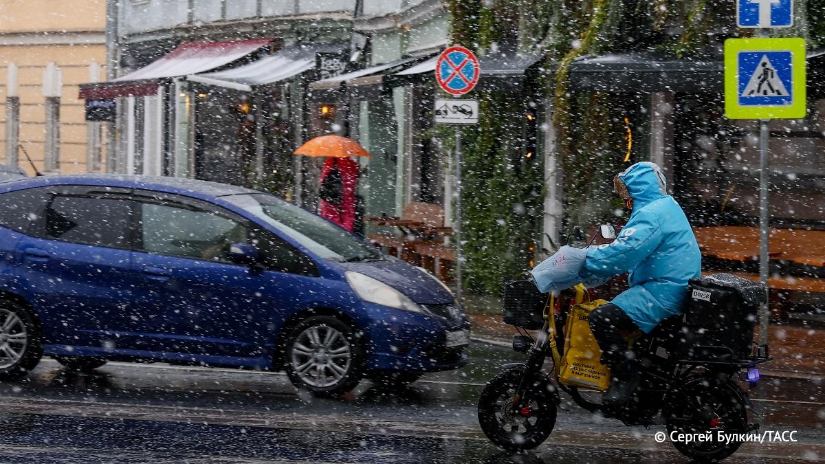 В Москве в выходные пройдет рейд по курьерам на электросамокатах и велосипедах, сообщили в столичной ГАИ.  Автоинспекторы проведут разъяснительные беседы и напомнят велокурьерам о необходимости быть внимательными на дороге.      / Москва