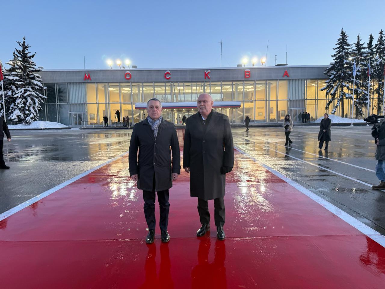 Глава МИД Швейцарии Иньяцио Кассис и генсек ОБСЕ Феридун Синирлиоглу прибыли в Москву Об этом Кассис сообщил в соцсети X опубликовав кадр из аэропорта По его словам визит в Россию состоялся после поездки на Украину Диалог требует взаимодействия со всеми сторонами Таким образом ОБСЕ подтверждает свою роль платформы для диалога и готовность поддерживать усилия по достижению справедливого и прочного мира в соответствии с международным правом написал Кассис   5 февраля в МИД РФ сообщили что министр иностранных дел Сергей Лавров на встрече со швейцарским коллегой обсудит кризис в ОБСЕ В министерстве также заявили что говорить о какой либо роли ОБСЕ в обеспечении безопасности нового многополярного миропорядка проблематично X Ignazio Cassis Telegram Max