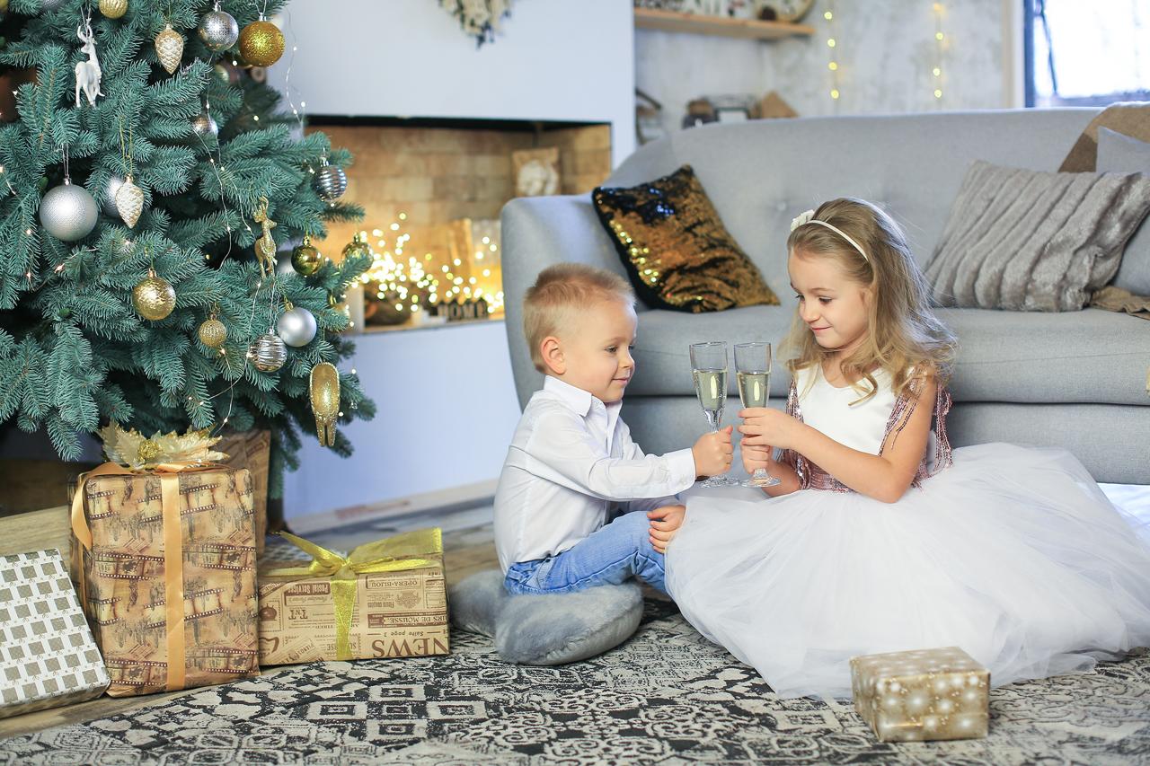 В Госдуме предложили запретить детское шампанское Депутат Султан Хамзаев попросил Минпромторг запретить продажу продукции под названием детское шампанское Он считает что такие напитки вводят в заблуждение и формируют у детей ложное ощущение безопасности алкоголя По мнению депутата шампанское исключительно взрослый алкогольный напиток по своей природе и происхождению Формулировки вроде пиво без градуса и вино без алкоголя он называет скрытой рекламой спиртного Хамзаев сравнил это с детским наркотиком из сахарной пудры и жвачкой в форме сигарет Читайте Газету Ru в MAX Участвуйте в розыгрыше