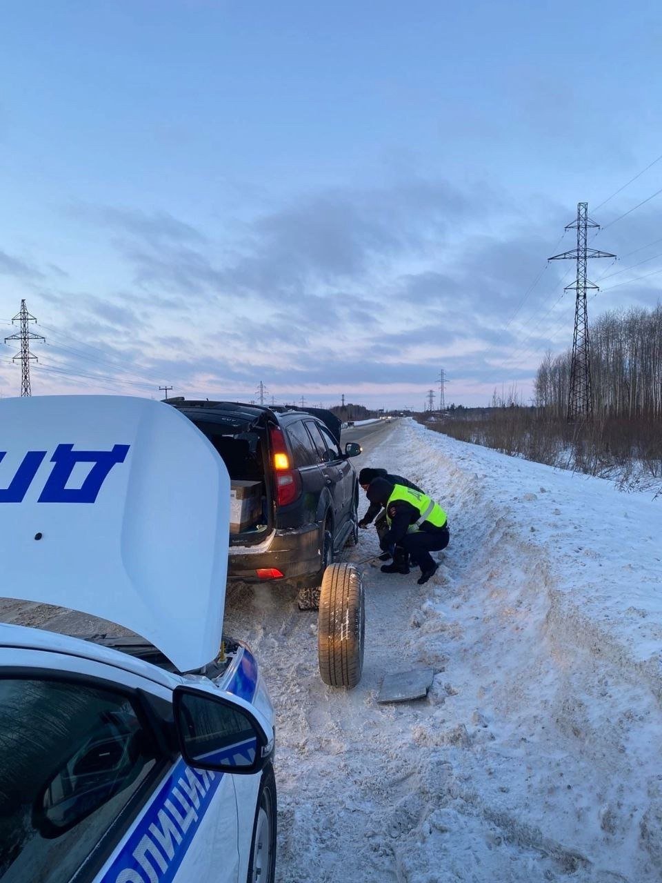 В Нижневартовском районе госавтоинспекторы помогли водителю на трассе.   В ходе патрулирования дороги «Нижневартовск-Радужный» сотрудники ДПС заметили авто с включенной аварийной сигнализацией. Водитель пытался накачать спущенное колесо, но шина оказалась пробита.   Инспекторы установили запасное колесо, и водитель поблагодарил их за помощь.