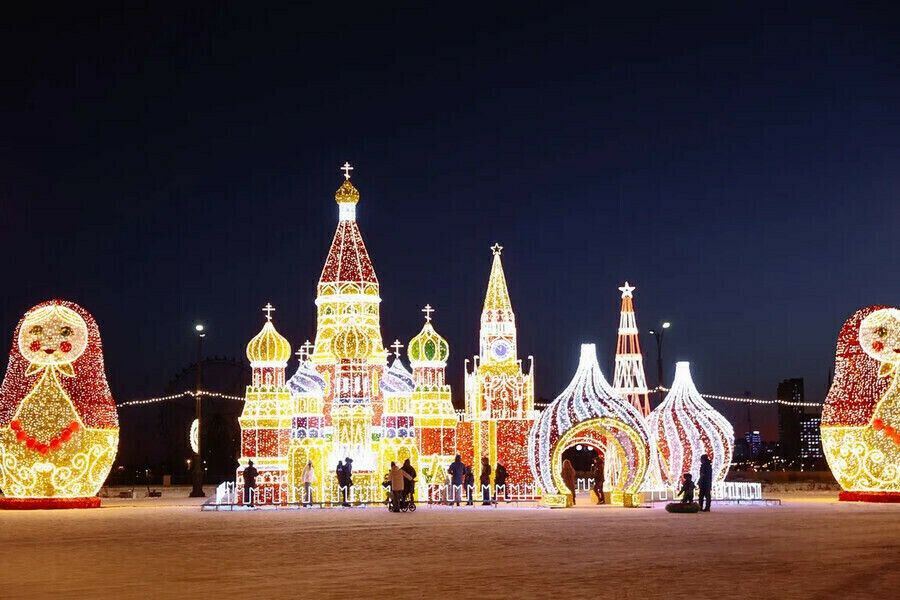 Благовещенск стал одним из городов лидеров в России по затратам на праздничные украшения к Новому году сообщает RTVI со ссылкой на проект Тендерскоп Такие данные получены после изучения информации о закупках российских регионов По материалам издания амурская столица выделила на новогодние украшения почти 127 миллионов рублей На первом месте оказался Санкт Петербург там праздничные расходы оказались в три раза выше 1 миллиард 229 миллионов рублей чем в Москве 414 миллионов занявшей вторую строчку Третью позицию занял Сыктывкар Здесь елки и иллюминация обошлись городскому бюджету в 186 9 миллиона рублей Четвертое место по новогодним расходам у Благовещенска Здесь на иллюминацию и праздничные декорации потратили 126 9 миллиона рублей На эти деньги закупили фотозоны световые арки фигуры персонажей из русских сказок и другие украшения в том числе декор для тюбинговой горки подсветку деревьев и новогодние лавочки сообщает RTVI Замыкает пятерку Салехард 109 3 миллиона рублей При этом в Тендерскопе пояснили что в открытой части ЕИС Госзакупки могут быть далеко не все тендеры выставленные властями