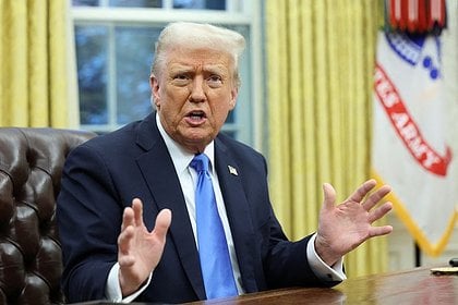 Трамп заявил о большом уважении к Зеленскому  Президент США Дональд Трамп заявил, что очень уважает украинского лидера Владимира Зеленского. Об этом он сообщил на пресс-конференции с премьер-министром Великобритании Киром Стармером, трансляцию вел C-SPAN. Трамп подчеркнул, что США передали Киеву много техники и денег. По мнению главы государства, Украина очень «храбро сражалась». До этого американский лидер подчеркнул, что у него хорошие отношения с Зеленским, но они стали «немного напряженными», потому что США хотели, чтобы к ним относились так, как Киев относится к Евросоюзу. По словам Трампа, ЕС получает отправленные деньги Украине обратно.