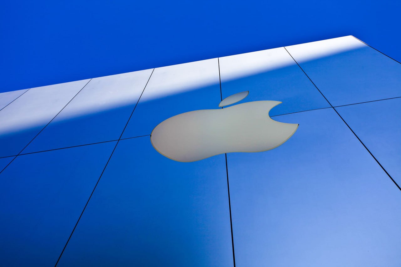 Похоже, собственные ИИ-разработки Apple для новой Siri буксуют. По данным Bloomberg, компания всерьез рассматривает переход на решения OpenAI или Anthropic и ведет предварительные переговоры.
