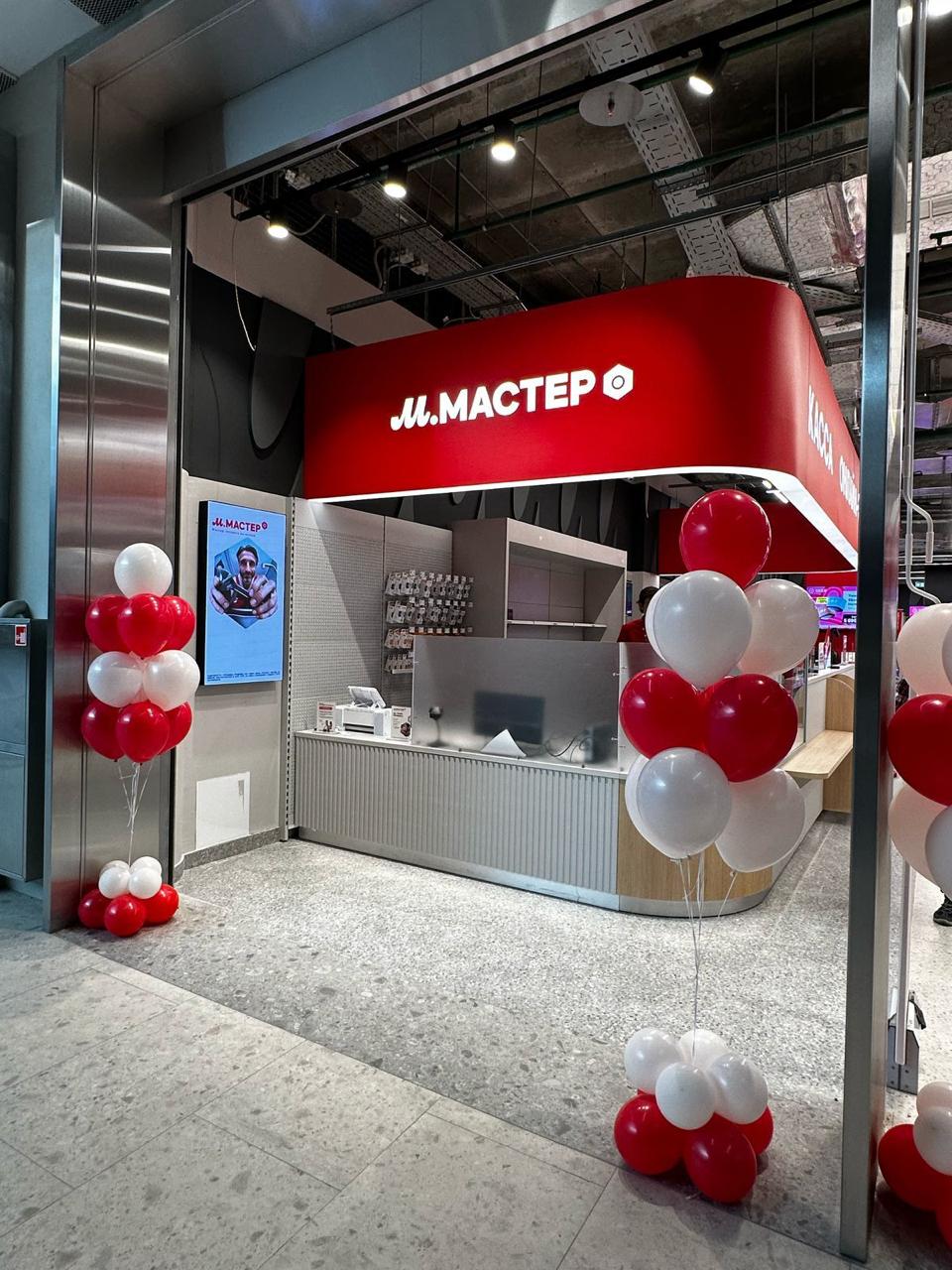 М Видео откроет 20 новых точек М Мастер до конца года До конца 2025 года откроется 20 новых точек в 13 городах России совокупное количество сервисных центров достигнет 52 в разных городах страны Расширение точек М Мастер позволит повысить доступность сервиса и обеспечить клиентам возможность получения технической помощи вблизи работы и дома Помимо ремонта и обслуживания техники центры М Мастер оказывают услуги по выкупу трейд ину и продаже восстановленных устройств Новые сервисные центры М Мастер появятся Москве Московской области Санкт Петербурге Астрахани Казани Калининграде Красноярске Екатеринбурге Твери и Тюмени Они оснащены профессиональным оборудованием и обеспечены специально обученными мастерами для усиления стандартизации качества работ и сокращения сроков сервисного обслуживания Наиболее востребованными услугами среди клиентов остаются замена аккумулятора на мобильных устройствах и ноутбуках а также замена стекол дисплеев на iPhone и Apple Watch на которую в настоящий момент действует специальное ценовое предложение Развитие направления М Мастер является значимой частью стратегии М Видео направленной на создание комплексной сервисной экосистемы закрывающей весь жизненный цикл техники от покупки и установки до обслуживания восстановления и утилизации Руководитель департамента физических сервисов Компании М Видео Андрей Агапов Сегодня качественное и оперативное сервисное обслуживание становится одним из ключевых отличительных факторов лояльности клиентов Мы видим растущий спрос на профессиональный ремонт и техническую поддержку и именно поэтому продолжаем активно инвестировать в расширение сети М Мастер Наши сервисные центры оснащаются современным оборудованием а мастера проходят специализированное обучение что позволяет нам обеспечивать высокий стандарт качества при работе с техникой любых брендов и вне зависимости от места ее приобретения Открытие новых точек в Москве и регионах России является важным шагом в развитии нашей сервисной инфраструктуры Это позволит нам стать еще ближе к нашим клиентам и обеспечить удобный быстрый и понятный сервис для миллионов пользователей по всей стране Мы стремимся к тому чтобы М Мастер стал надежным центром комплексной помощи где можно решить любую техническую задачу от консультации и диагностики до ремонта восстановления и последующей экологической утилизации устройств