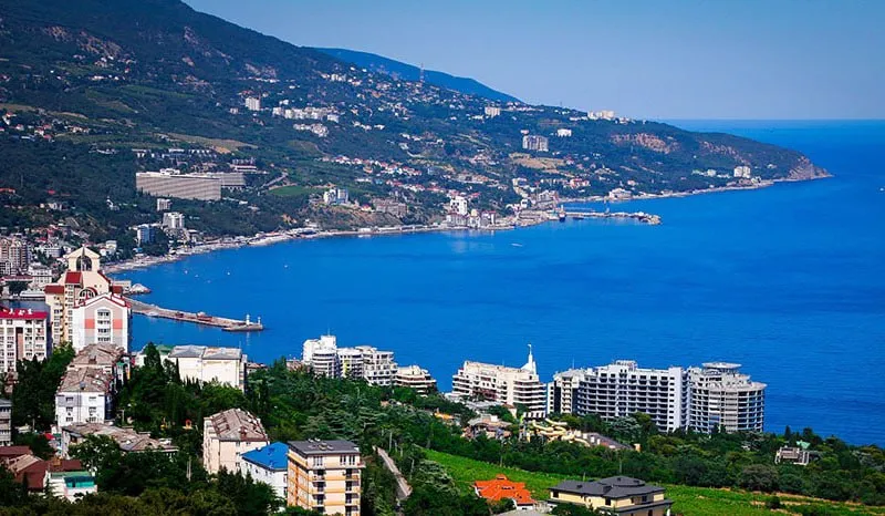 В Крыму на майские праздники и в целом до конца весны забронировано уже больше половины отелей и санаториев Средний уровень бронирования отелей и санаториев составляет на майские праздники 51 до конца месяца не менее 50 сообщили в Минкурортов Крыма В марте средний уровень загрузки отелей и санаториев года составил 42 2 что сопоставимо с показателем 2025 года Уровень бронирования на июнь уже составляет 55 В Крыму работает более 1 1 тысячи отелей санаториев и пансионатов общей вместимостью порядка 165 тысяч мест добавили в ведомстве
