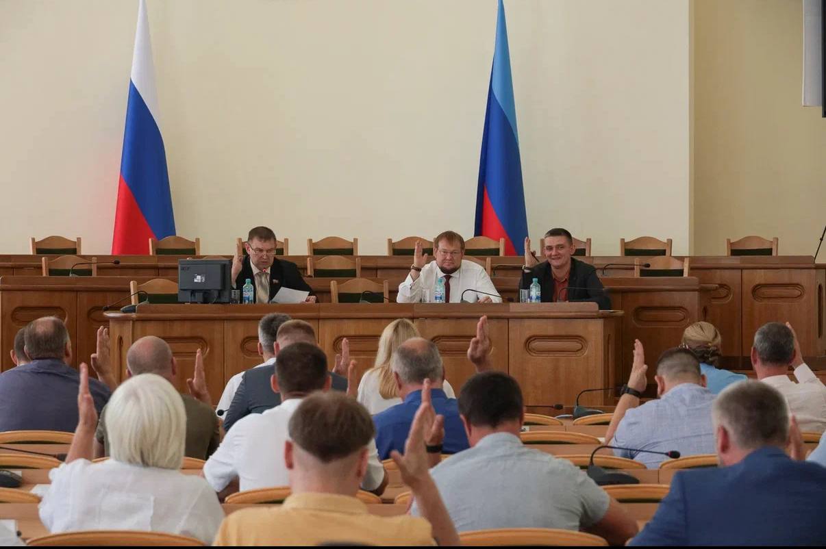 Максим Величко: Сегодня провели заседание Народного Совета ЛНР, в рамках которого рассмотрен ряд значимых законодательных инициатив. В ходе заседания были рассмотрены проекты законов о прогнозном плане приватизации государственного имущества на 2025 год и о внесении изменений в регулирование имущественных и земельных отношений. Обсуждены проекты постановлений о поддержке законодательных инициатив Брянской и Чувашской республик, а также подготовлены отзывы на федеральные законопроекты, касающиеся сферы ЖКХ, административного законодательства и природоохранной деятельности. Работа продолжается в конструктивном ключе, с акцентом на гармонизацию законодательства и защиту интересов жителей Республики. #НародныйСоветЛНР