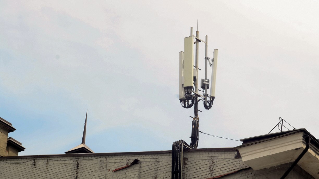 В Октябрьском районе заработал мобильный интернет О возвращении интернета красноярцы начали сообщать вчера вечером Красноярка Елена рассказала что сеть появилась около 21 30 Сегодня утром интернет по прежнему работает Даже не знаю радоваться ли Или это опять начало чего то нового Другая красноярка которая живет на улице Калинина заявила ПМ что мобильный интернет у нее так и не появился Он не работает с момента массового отключения Все как обычно Уже как будто нужно смириться с этим В соцсетях другие красноярцы пишут что у них в Октябрьском районе заработал мобильный интернет Люди делятся адресами где появился доступ Был в районе детской лорбольницы телеграм работал ГорДК наконец то работает Спустя четыре месяца дождались В районе Копылова и в Академгородке заработал В Ветлужанке интернет заработал Хочется верить что стабильно Другие пишут что у них ничего не работает prmira news