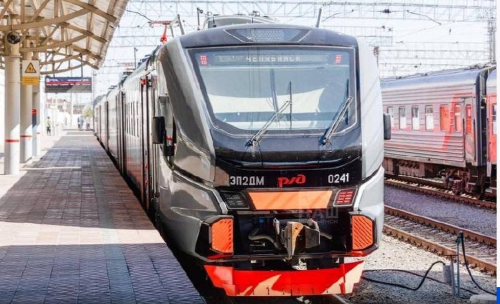 С 1 января запустят шестивагонный поезд между Челябинском и Курганом Поезд сможет вместить 586 пассажиров и предлагает все необходимые удобства розетки для зарядки устройств места для крупного багажа а также системы климат контроля с функцией обеззараживания воздуха