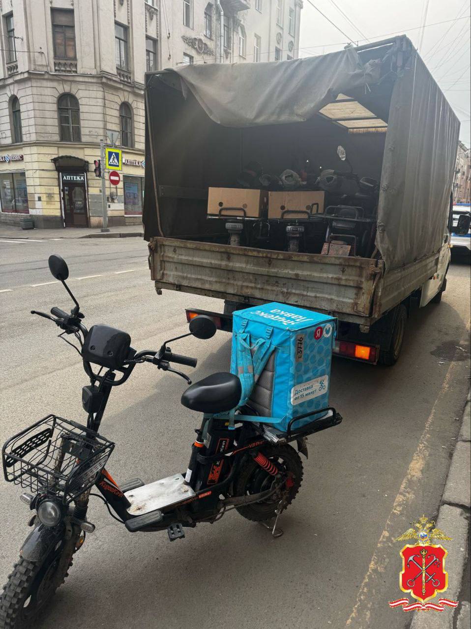 Полиция в Петербурге и Ленобласти изъяла более 1200 СИМ у курьеров за нарушения  В Санкт-Петербурге и Ленинградской области полиция изъяла у курьеров 1234 средства индивидуальной мобильности  СИМ  в ходе проверки по соблюдению требований законодательства при осуществлении доставки товаров. Об этом сообщили в пресс-службе ГУ МВД по городу и области 24 июля. Изъятые СИМ помещены на спецстоянку в ожидании технической экспертизы.   За время двухнедельного контрольного профилактического рейда полиция выявила 2130 правонарушений среди работников сферы мобильной доставки товаров. Большая часть из них связана с нарушениями правил дорожного движения  ПДД .    В отношении двух крупных компаний по доставке товаров составлено 37 административных протоколов, предусматривающих крупные штрафы.   : ГУ МВД РФ по Санкт-Петербургу и Ленинградской области     Подпишитесь на «Ведомости Северо-Запад»