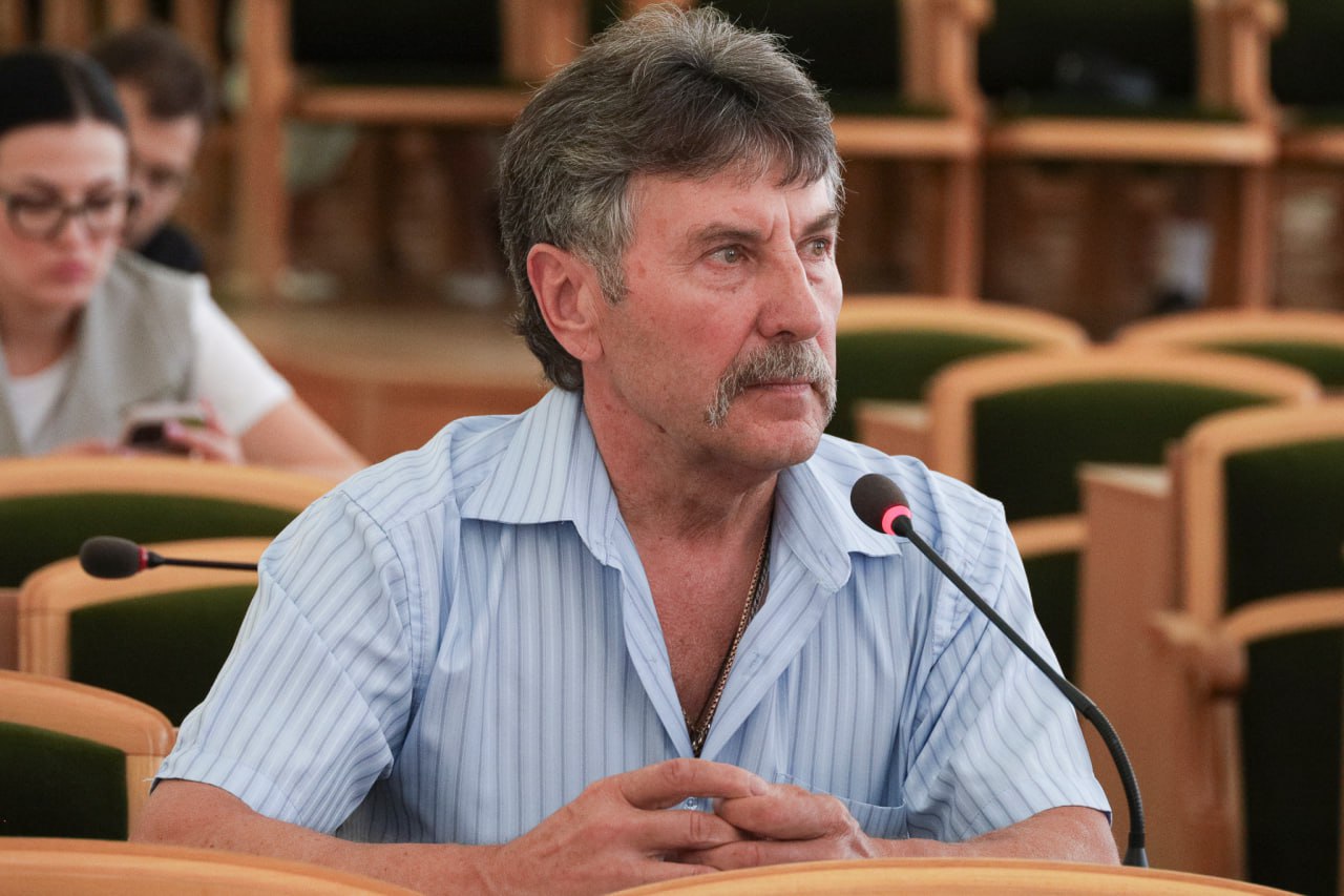 Депутаты обсудили с Наталией Пащенко реализацию государственной политики в сфере здравоохранения В своем докладе министр здравоохранения ЛНР Наталия Пащенко рассказала о мероприятиях, проводимых министерством в сфере модернизации системы здравоохранения, кадровой и демографической политики, повышения доступности медицины и благосостояния медработников, улучшения информирования населения и профилактической работы. Депутаты обсудили с министром вопросы кадрового голода, качества медпомощи участникам СВО, повышения доступности медицинских услуг, ремонта медучреждений и их укомплектованности оборудованием и другие. Комментируя доклад министра, заместитель председателя Комитета по социальной политике Валерий Галинкин отметил высокую востребованность сферы здравоохранения для каждого жителя страны. «В республике остаются проблемы в области медицины. Речь, прежде всего, про кадровый голод. Сегодня врачам повышают зарплаты, ректоры вузов и профильные министерства уделяют большое внимание профориентации, на особом контроле вопросы поступления по целевым договорам. В какой-то мере данные решения способствуют устранению кадрового дефицита. При этом комитет считает, что необходимо наладить систему обязательного распределения и обязательной отработки по месту направления после обучения. Это станет серьезным подспорьем для кадровой политики», – уверен Валерий Галинкин. По итогам обсуждения парламентарии приняли заслушанную информацию к сведению и призвали министра уделить повышенное внимание устранению проблем, поднятых сегодня в вопросах депутатов. Председатель Народного Совета ЛНР Денис Мирошниченко поставил задачу депутатскому корпусу на август во время работы в муниципальных округах республики собрать актуальные проблемные вопросы в сфере здравоохранения и передать их в работу профильному комитету. Подробнее с ходом «правительственного часа» можно ознакомиться по ссылке