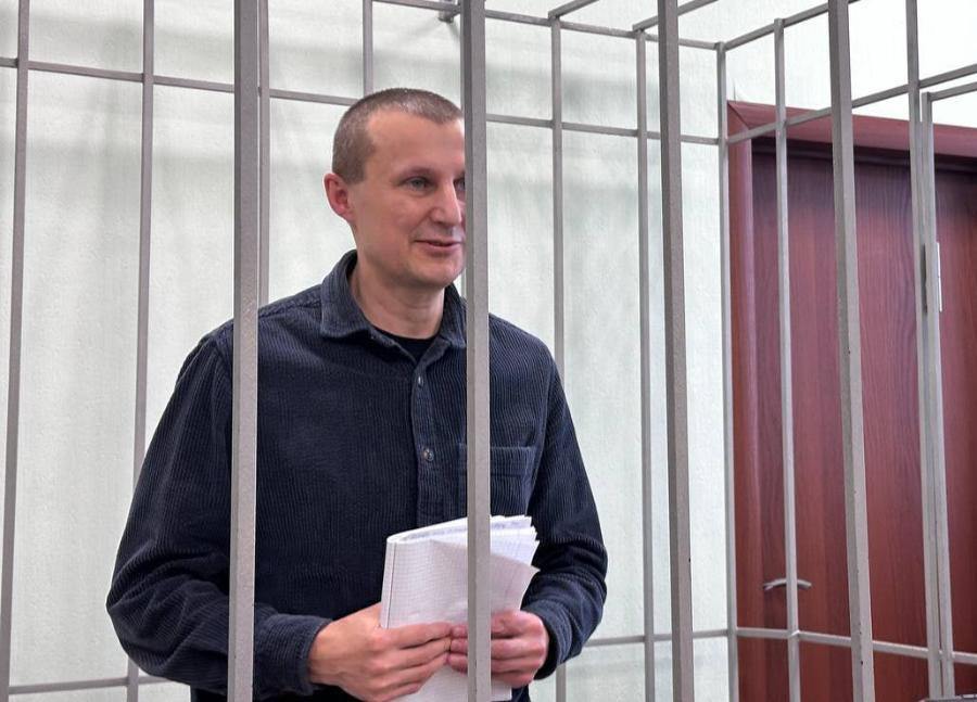 Суд отправил на пересмотр дело о взятке против красноярского оппозиционного депутата Александра Глискова Кассационный суд в Кемерове отменил апелляционное определение по делу Глискова и обязал пересмотреть его дело пишет группа поддержки политика Александр Глисков оппозиционный депутат из Красноярска В октябре 2024 года его приговорили к 10 годам колонии по делу об особо крупной взятке Красноярский краевой суд приговор утвердил Политик вину не признает Его однопартийцы из ЛДПР считают что дело возбудили из за успеха оппозиционера на выборах губернатора в 2023 году Он занял второе место после кандидата от Кремля Михаила Котюкова В марте Глисков попросил отправить его из колонии на фронт но Минобороны отказало в подписании контракта Красноярскийкрай