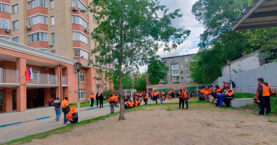 На Соколиной Горе сотрудники «Жилищника» пришли к зданию управы требовать выплаты зарплат В Москве снова «протест оранжевых курток», причем опять в районе Соколиная Гора. Несколько лет назад дворники там уже возмущались, что им не платят положенные деньги. Недовольство, судя по всему, массовое: на снимках видно десятки, если не сотню человек. Сотрудники утверждают, что им недоплатили примерно по 45 тыс. рублей каждому. Утром сотрудники «Жилищника» пришли к руководству управляющей компании, и там им сказали, что деньги якобы не перечислил город, об этом пишет телеграм-канал «Соколиная Гора Реальные Соколинцы », освещающий события. Тогда толпа переместилась к зданию управы на Фортунатовской улице. Андрей Овчаренко, помощник депутата Дмитрия Медведева, рассказал, что какие-то деньги работникам выплатили, но за последний месяц они получили меньше половины обещанной суммы. Из-за этого и поднялось недовольство. К рабочим вышла глава управы района Соколиная Гора Мария Кондратенкова.