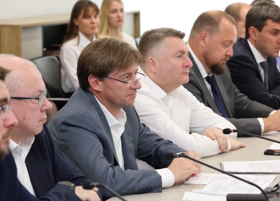 Федеральный холдинг примет участие в модернизации нижегородского транспорта Правительство Нижегородской области заключило с АО Трансмашхолдинг ТМХ соглашение о сотрудничестве по вопросам развития и модернизации транспорта в регионе ТМХ может принять участие в программах модернизации нижегородского метро и трамвайной сети троллейбусных систем Нижнего Новгорода и Дзержинска Одним из перспективных направлений которое будет прорабатываться вместе с холдингом также станет внедрение беспилотных систем управления общественным транспортом Деловой квартал НН