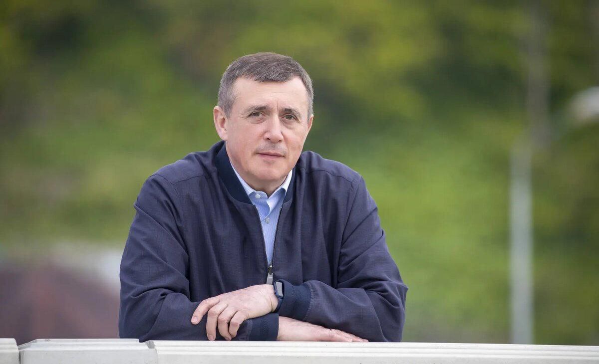 Сегодня Валерию Лимаренко 65 За шесть лет он изменил лицо Сахалина Губернатору Сахалинской области Валерию Лимаренко сегодня исполняется 65 лет Этот юбилей символичен код региона 65 и за последние шесть лет под его руководством Сахалин превратился в один из самых динамично развивающихся субъектов ДФО При Лимаренко реализованы масштабные проекты открыт современный аэровокзальный комплекс в Южно Сахалинске запущена стройка кампуса СахалинТех и Сахалинского нефтегазового индустриального парка Начата реконструкция Корсаковского морского порта что укрепит позиции региона как транспортного хаба в АТР Западный объезд Южно Сахалинска избавит город от грузового трафика а обновление парка общественного транспорта на 82 сделано в пользу экологии большинство автобусов работают на газе Благодаря программе газификации уровень охвата вырос с 14 до 65 что как сам отмечает Лимаренко стало решением многолетней социальной несправедливости Лимаренко последовательно выводит Сахалин из статуса транспортного тупика восстанавливая сеть советских аэродромов и развивая морские и железнодорожные сообщения Его подход носит системный характер фокусируется на устойчивой инфраструктурной интеграции региона и напрямую влияет на повседневное качество жизни людей