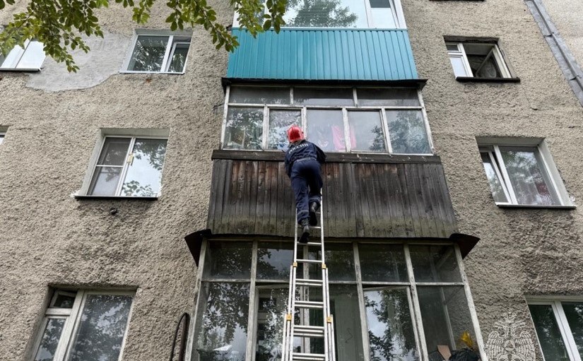 Камчатские спасатели помогли женщине и малышу  Двухлетний ребенок оказался заперт в квартире  На Камчатке спасатели МЧС России обеспечили доступ в квартиру маме двухлетнего ребенка. Это произошло в Елизове. Подробности по ссылке: