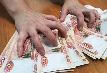 Алименты жителя Бурятии составили почти 1,4 млн рублей Почти 1,4 млн. рублей задолженности по алиментам выплатил нерадивый отец из Бурятии, опасаясь уголовного преследования. Мужчина с 2015 года должен был поддерживать дочь, ежемесячно перечисляя на ее содержание четверть дохода, вот только родительская совесть его крепко спала. Вместо выполнения родительских обязанностей, предпочитал жить с арестованными банковскими счетами и имуществом, а также не иметь возможности выехать за пределы России. Скрываясь от представителей закона, несколько раз объявлялся в розыск. #Бурятия Подробнее в Номер один Сообщить нам свою новость можно по кнопке: Письмо в редакцию
