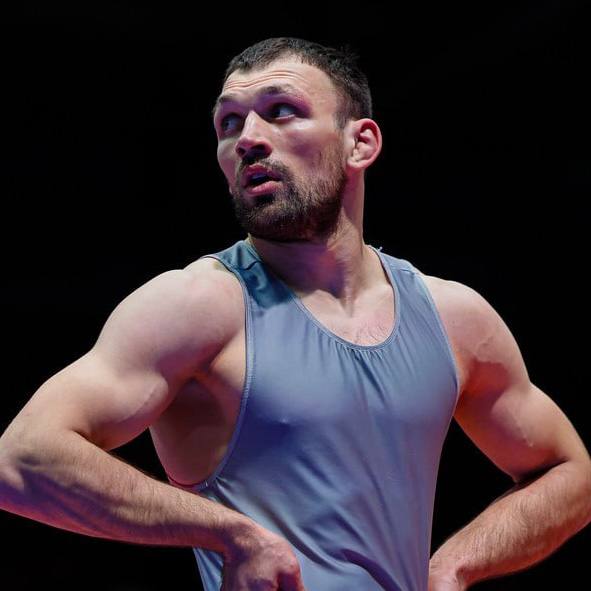 Две медали взяли осетинские спортсмены на чемпионате России по греко-римской борьбе Два осетинских борца греко-римского стиля Алан Остаев и Виталий Кабалоев завоевали золотую и бронзовую медали чемпионата России, который проходит в Омске. Алан Остаев, представляющий Краснодарский край, стал чемпионом России в весовой категории до 87 кг. В финальной схватке он одержал верх над Миладом Алирзаевым Дагестан со счетом 8:5. Виталий Кабалоев, выступающий за Мордовию, завоевал «бронзу» в весовой категории до 55 кг. В борьбе за третье место он выиграл Алихана Асланова Алтайский край со счетом 9:0. Подписывайтесь на «КрыльяTV»