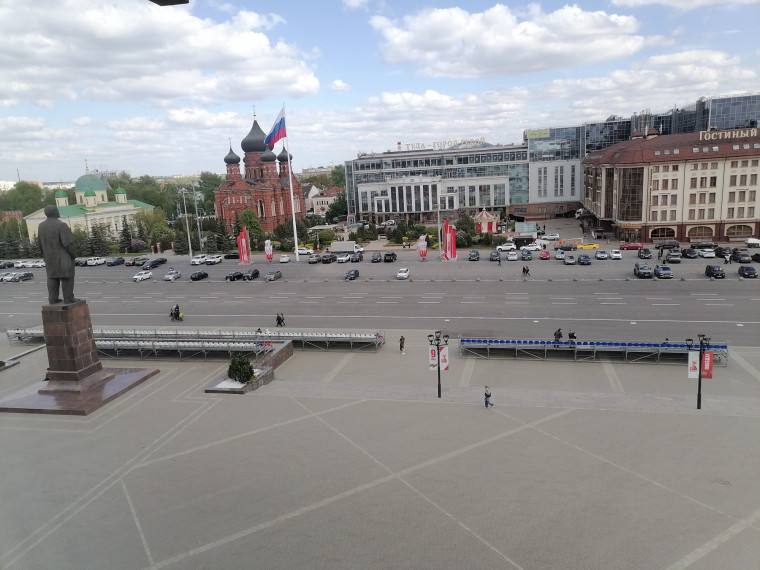 На парковке на площади Ленина изменится организация дорожного движения С 13 мая въезд и выезд на парковочное пространство будет осуществляться только с улицы Менделеевской. В настоящее время проводятся работы по установке дорожных знаков и изменению горизонтальной дорожной разметки согласно утвержденной схемы. Для обеспечения безопасности дорожного движения и исключения конфликта «пешеход-транспорт» вводится запрет въезда и выезда на парковку со стороны ул. Советской. Источник: Администрация города Тулы Проголосовать за канал: голос! Тула. Происшествия Наш ВКонтакте Прислать новость: