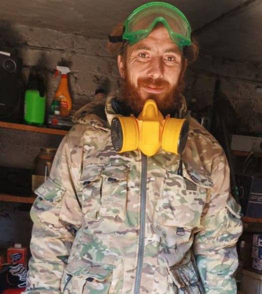 В Забайкалье задержали волонтёра, который помогал тушить лесные пожары. Его обвиняют в поджогах. Андрея Степаненко сегодня утром забрали из дома — пришли с обыском, изъяли телефоны у всей семьи и увезли в отдел, рассказала его жена. По словам других добровольцев, Андрей с начала лета координировал работу волонтёров в Атамановке и окрестностях. Помогал тушить огонь, развозил воду и еду, вывозил людей и вещи из горящих районов. Где он сейчас — неизвестно. Следком и полиция пока молчат. Чита•Сегодня Предложить свою новость —
