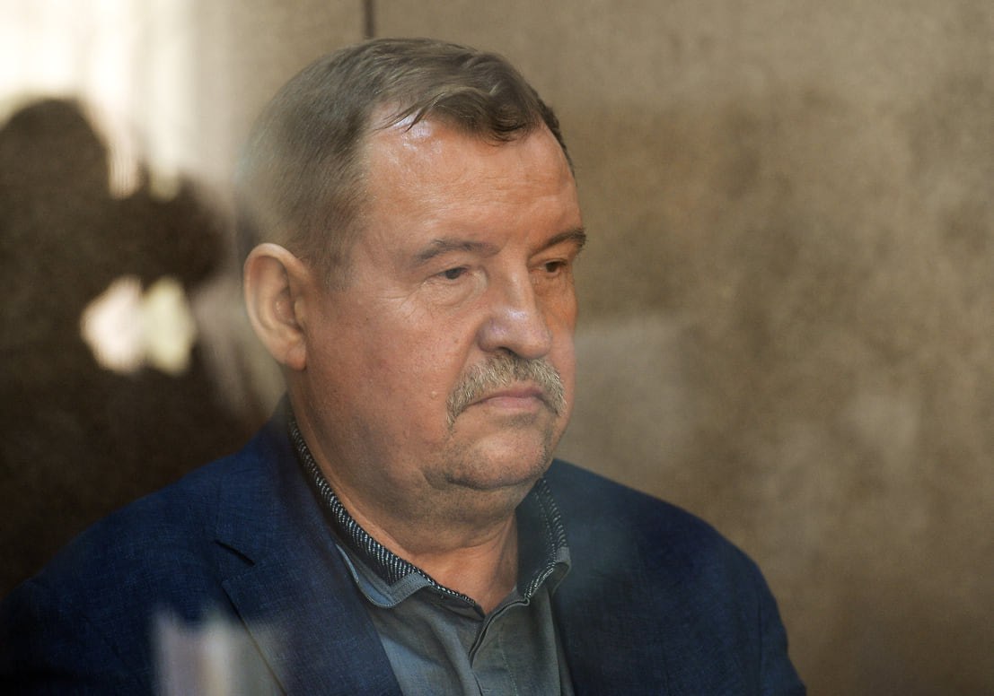 Прокурор потребовал 12 лет колонии для экс-главы петербургского полицейского главка В Хамовническом суде Москвы 28 июля прошли прения по делу бывших руководителей ГУ МВД РФ по Петербургу и Ленобласти. Генералов Сергея Умнова, Алексея Семенова, Ивана Абакумова и Елену Копьеву подозревают в получении взяток на 64,5 млн рублей. Прокурор посчитал вину доказанной. Для Сергея Умнова запросили 12 лет лишения свободы и штраф в 35 млн рублей. Ивану Абакумову — 11,5 лет и 35 млн рублей штрафа. Алексею Семенову — 11 лет и 9 млн рублей штрафа. Елене Копьевой — 10 лет и 25 млн рублей штрафа. Также прокурор попросил лишить генералов званий, наград и права занимать госдолжности на десять лет. Имущество НКО «Фонд содействия программам ГУВД» потребовали изъять в пользу государства. Следствие считает, что обвиняемые получали деньги от предпринимателей через НКО за продление договоров пользования помещениями в МРЭО ГИБДД. Фото: Глеб Щелкунов, Коммерсантъ