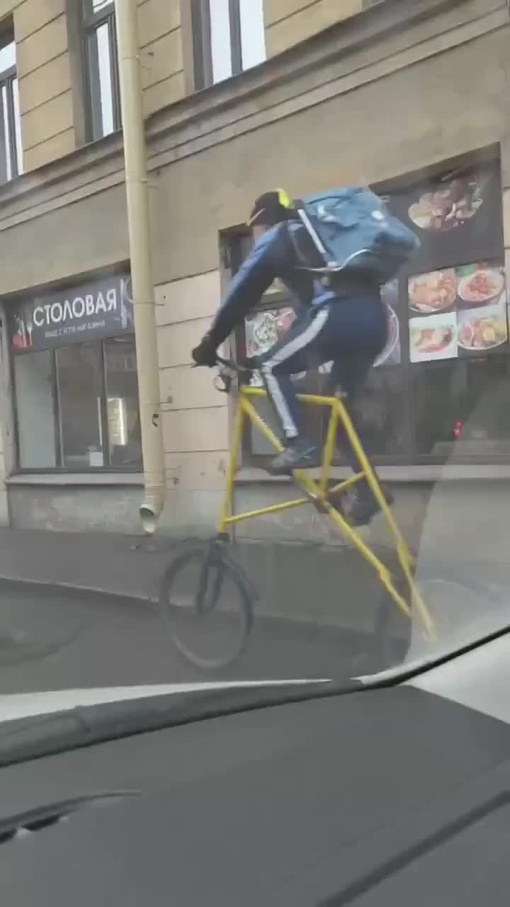 Необычный велосипед привлекает внимание в центре Петербурга