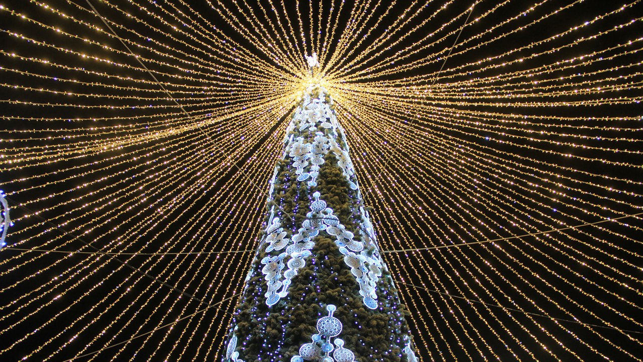 Главный ледовый городок откроют сегодня в центре Челябинска В этот раз городок на площадки Революции посвящен 290 летию столицы Челябинска Ледовая экспозиция расскажет об истории и знаковых местах столицы Южного Урала С помощью льда были воссозданы архитектурные символы города Всего их двенадцать Можно увидеть копии Дворца спорта Юность и театра оперы и балета а также композиции которые посвященые Публичной библиотеке Городскому саду имени Пушкина Историческому музею и железнодорожному вокзалу Эти скульптуры дополнят светодиодные инсталляции в виде яблонь шаров подарков и метеорита Ледяных горок три А еще есть лабиринты Парк Гагарина и Фонтан Будут также работать ярмарочные ряды и теплые зоны для отдыха Фото ГТРК Южный Урал Подписывайтесь на Вести Южный Урал в MAХ