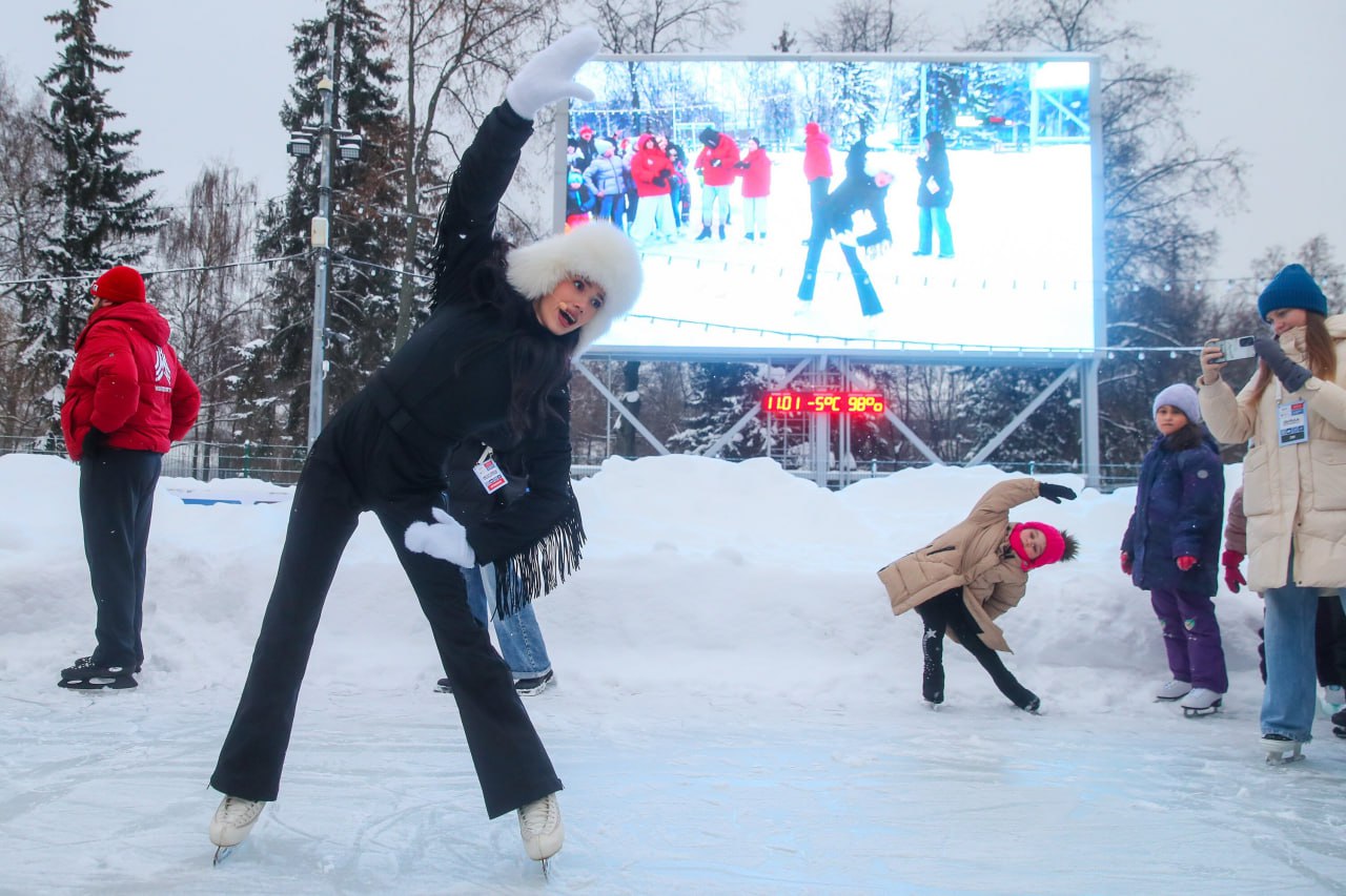 В Москве пройдет серия открытых тренировок и мастер классов с участием фигуристов чемпионов Они состоятся с 15 по 19 февраля Мастер классы дадут Алексей Ягудин Алина Загитова Александра Трусова Евгения Медведева и другие Участие во всех мероприятиях бесплатное по предварительной регистрации Откроется программа 15 февраля в Лужниках Предполагается что в этот день будет установлен мировой и российский рекорд Самая массовая тренировка на коньках Больше новостей в Daily News