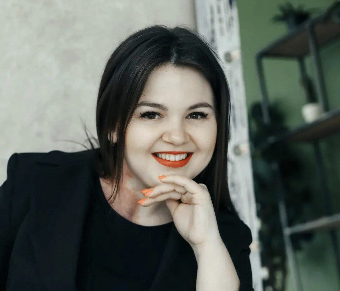 Алину Лушавину отпустили домой Самарскому врачу неврологу изменили меру пресечения Центральный окружной военный суд 20 октября смягчил меру пресечения для самарской активистки матери малолетнего ребёнка Алины Лушавиной Росфинмониторинг внёс её в список террористов и экстремистов ещё до суда С таким ходатайством выступила прокуратура Лушавину освободили из под стражи в зале суда Мера пресечения изменена на запрет определённых действий Активистка является обвиняемой по делу об оправдании терроризма из за репоста публикации про теракт в Крокусе Её отправили в СИЗО в августе 2024 года Сама врач утверждает что осуждает насилие и лишь выразила сочувствие пострадавшим Лушавина вела YouTube канал со 100 тыс подписчиков где критиковала российские власти и рассказывала о нарушениях прав человека Врачу неврологу продлевали арест несколько раз несмотря на серьёзные проблемы со здоровьем Лушавина с детства является инвалидом и страдает тяжёлым сосудистым заболеванием В СИЗО ей запрещали передачу необходимых лекарств Арестованная жаловалась в генпрокуратуру РФ на нарушение прав человека в СИЗО при женской ИК 15 Самарской области Также публиковался текст открытого обращения Алины Лушавиной к прокурору Самарской области Сергею Берижицкому В документе говорится что никакой настоящей прокурорской проверки проведено не было Врач вину не признаёт и считает дело против неё заказным политическим Блогер рассказала в суде о том что обыск в её доме проводили с нарушениями Следующее заседание по делу Лушавиной назначено на 17 ноября Дело рассматривают судьи Артём Макаров Андрей Баландин и Игорь Белкин