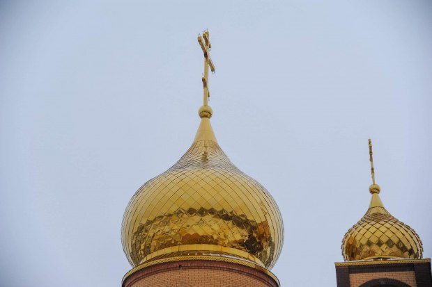 В воскресенье православные вспоминают родных братьев Флора и Лавра Этот день знаменовал завершение полевых работ Окончание сева озимых традиционно отмечали шумными гуляньями Кроме того было принято устраивать так называемые бабьи засидки когда крестьянки собирались вместе у вдовы и проводили вечера за рукоделием и беседами Существовали и запреты на 31 августа Считалось что нельзя топтать траву или бегать по ней Чтобы узнать свою судьбу люди уединялись и прислушивались к шелесту травы Нельзя было стряхивать крошки со стола рукой чтобы не навлечь бедность Не рекомендовалось носить темную особенно черную одежду Безделье и уклонение от работы также порицались суля долгий период без заработка Сеять в этот день что либо по поверьям приводило к росту только сорняков Народные приметы в этот день предсказывали погоду Так прозрачный и свежий воздух предвещал ненастье а синева над лесом тепло Низкие облака говорили о приближающемся дожде